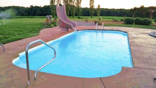 Swimming pool with pool slide